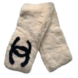 $2549 E Chanel White Fur Logo Scarf
